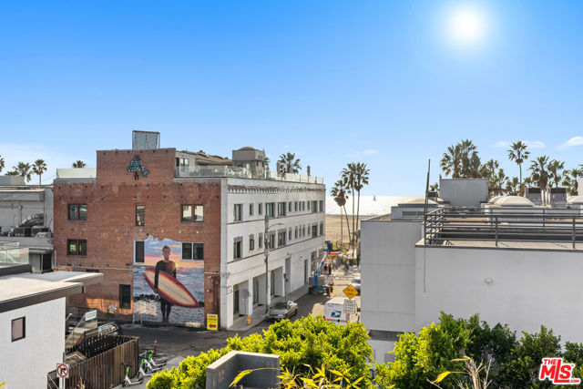 25 Brooks Avenue, Venice CA: https://media.crmls.org/mediaz/7cfa4e09-0a1c-446d-82dd-d2f73d09d46c.jpg