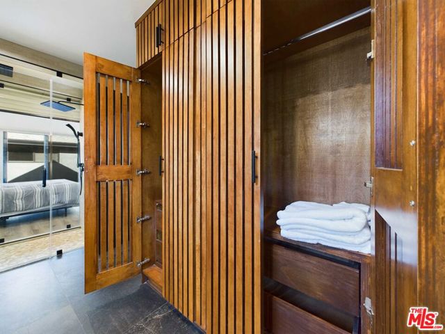 5109 Longridge Avenue, Sherman Oaks CA: https://media.crmls.org/mediaz/7cfb30e8-3b00-4522-a386-c2758ef822f4.jpg