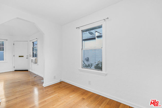 5918 3/4 Willoughby Avenue, Los Angeles CA: https://media.crmls.org/mediaz/7cfc9390-4dd7-429f-83f1-339c370949ca.jpg