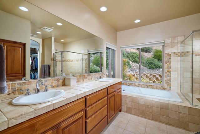 2021 Willow Glen Road, Fallbrook CA: https://media.crmls.org/mediaz/7cfd3647-ba89-4fc8-ac76-cabce1b5f97a.jpg