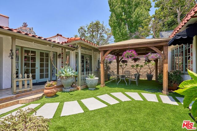 424 N Arden Boulevard, Los Angeles CA: https://media.crmls.org/mediaz/7cfdca70-b2c8-4a02-b620-8b8bdec70c7f.jpg
