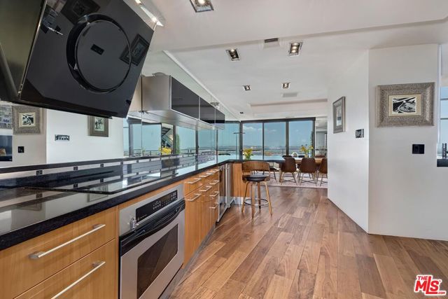 4335 Marina City Drive, Marina del Rey CA: https://media.crmls.org/mediaz/7cfe94d6-853a-49d0-9dec-1afb9eb954d6.jpg