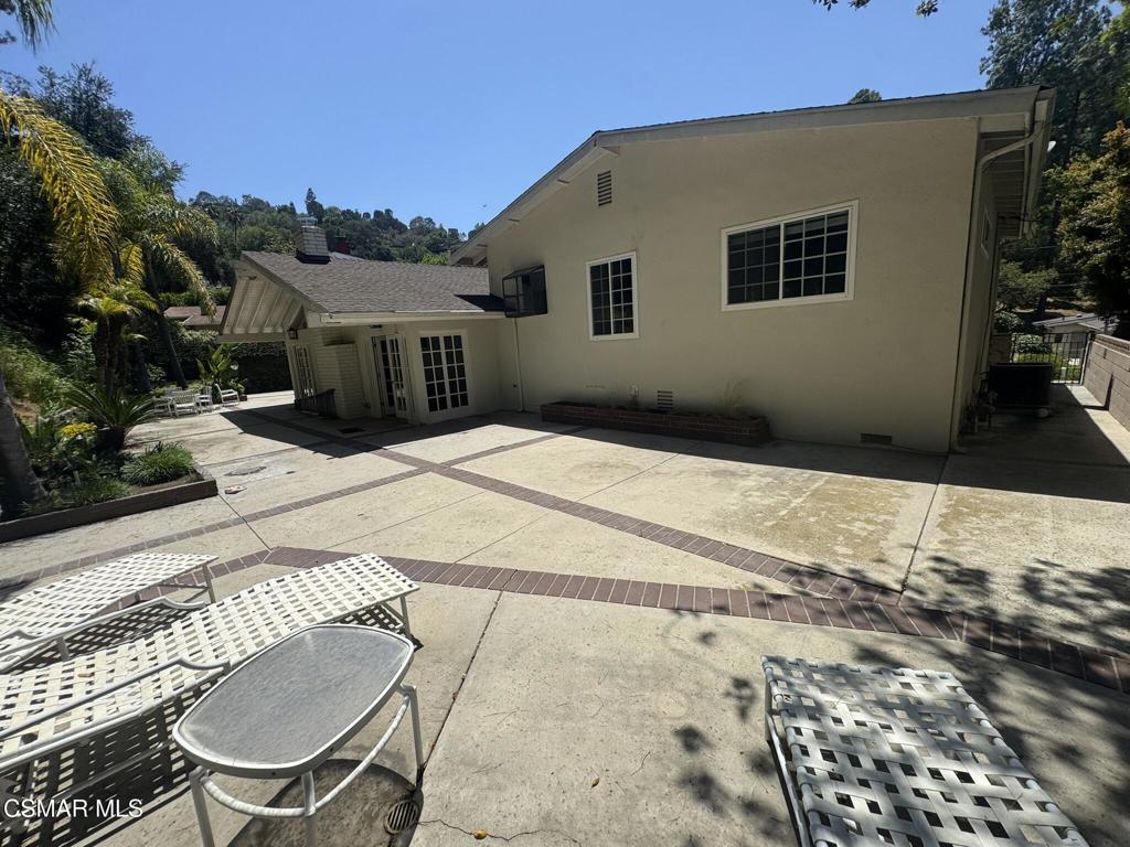 https://media.crmls.org/mediaz/7cfecc96-cfe3-4ed9-8d14-011ffc2179f1.jpg?preset=X-Large