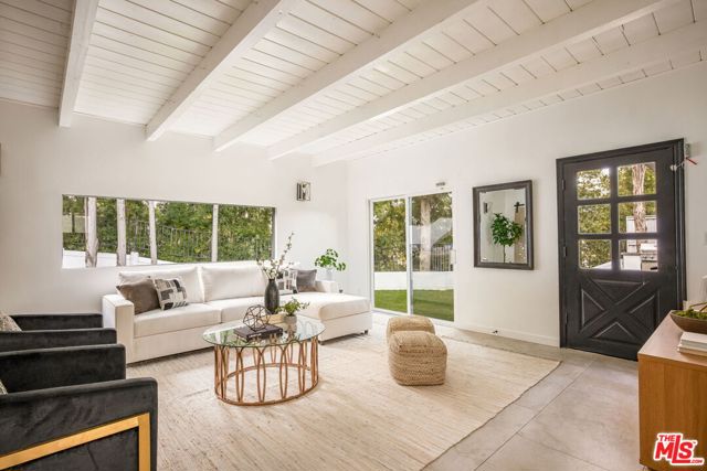 16733 Oak View Drive, Encino CA: https://media.crmls.org/mediaz/7cffc895-c66a-48ab-a901-9b4c0fcfa2dc.jpg
