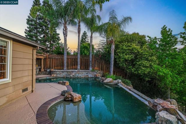34 Willowview Ct, Danville CA: https://media.crmls.org/mediaz/7d000d01-91e2-45c0-abf3-4a94d55ea7b9.jpg