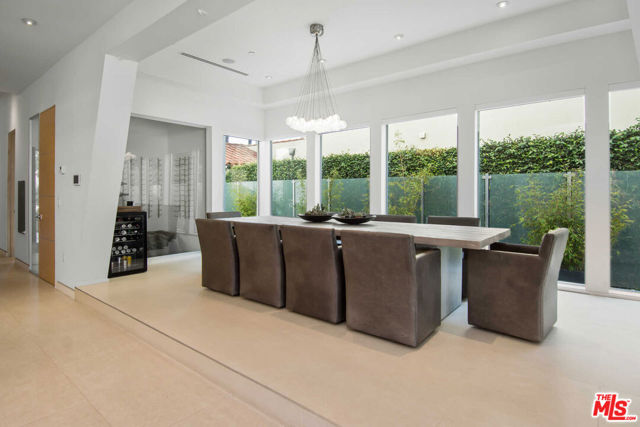 429 N Sweetzer Avenue, Los Angeles CA: https://media.crmls.org/mediaz/7d00d573-1c6f-4b62-a6aa-6b254fd0578c.jpg