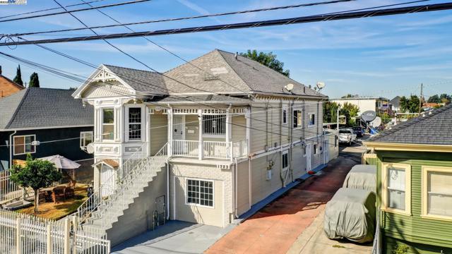 1725 96Th Ave, Oakland CA: https://media.crmls.org/mediaz/7d00f2b5-891c-475d-b7aa-fc39f73677cf.jpg