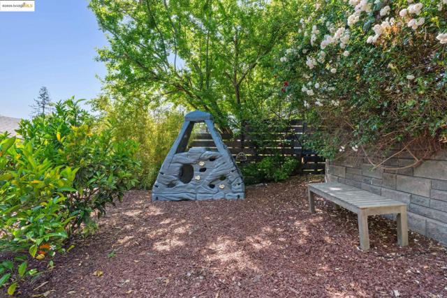 2847 Shasta Rd, Berkeley CA: https://media.crmls.org/mediaz/7d02cae7-eb2a-43bc-be98-59b93822b325.jpg