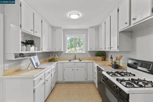 3348 Betty Ln, Lafayette CA: https://media.crmls.org/mediaz/7d03a950-22af-435f-b4a3-7cd5415661d2.jpg