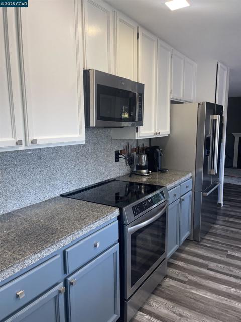 1011 Amanda Cir, Brentwood CA: https://media.crmls.org/mediaz/7d03acbc-b3e9-4fb3-bc58-4992f34df7c9.jpg