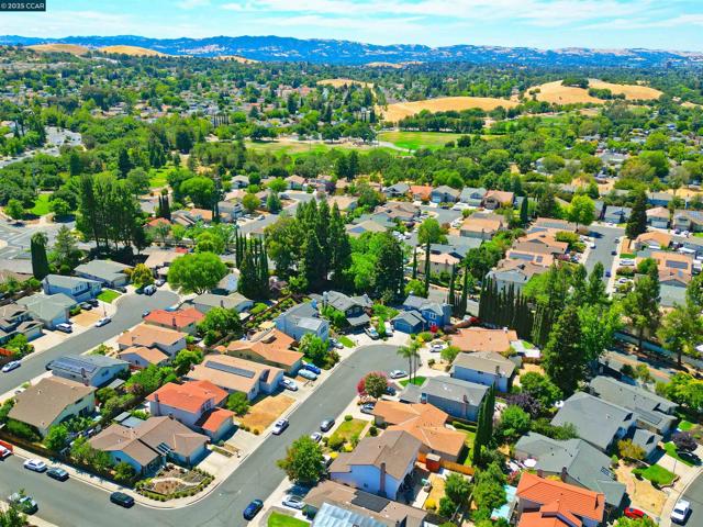 5091 Saint Celestine Ct, Concord CA: https://media.crmls.org/mediaz/7d045526-f5d6-46b4-bd0c-5196b95f613e.jpg