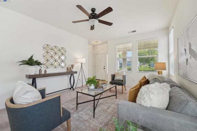 491 Central Park Pl, Brentwood CA: https://media.crmls.org/mediaz/7d04940f-d42c-427e-9666-56f70170aa19.jpg