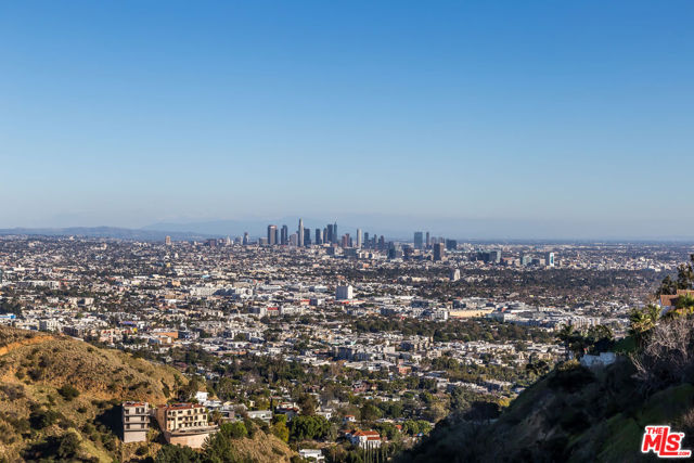 8149 Mannix Drive, Los Angeles CA: https://media.crmls.org/mediaz/7d04c88b-5933-411f-9326-365f90c6f1f5.jpg