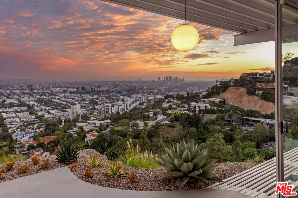 https://media.crmls.org/mediaz/7d04d111-7bec-48b3-aae8-61e4c420eefc.jpg?preset=X-Large