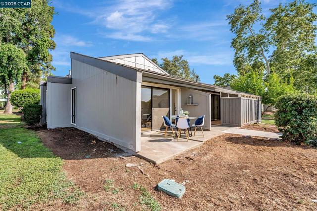 1335 Kenwal Rd, Concord CA: https://media.crmls.org/mediaz/7d04e97f-84d4-4c12-be87-10db2fcabbee.jpg