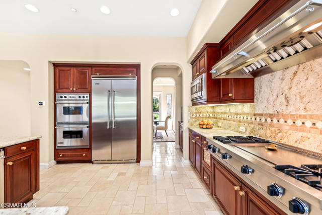 1008 N Country Club Drive, Simi Valley CA: https://media.crmls.org/mediaz/7d050a83-bb5a-4b0c-9c4e-482a2b0f6139.jpg