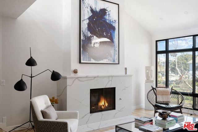 2108 Neilson Way, Santa Monica CA: https://media.crmls.org/mediaz/7d062f14-3e49-4861-92f2-daa3346f12ad.jpg