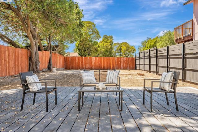 6927 Sunkist Dr, Oakland CA: https://media.crmls.org/mediaz/7d06411c-7abf-4d6a-beb2-27ba629295e8.jpg