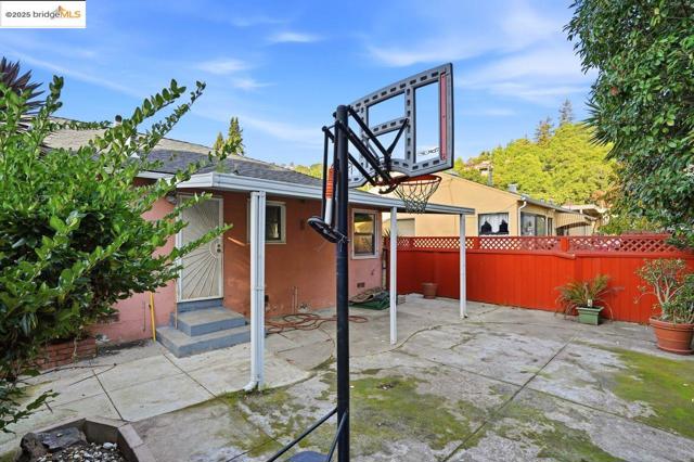 4116 Kentwood Ct, Oakland CA: https://media.crmls.org/mediaz/7d0653c2-6a4b-4354-97c1-5b720166023c.jpg
