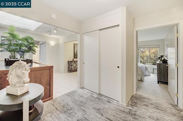 2900 Tice Creek Dr, Walnut Creek CA: https://media.crmls.org/mediaz/7d069902-8ac5-4a84-96c2-eb13a5de9f3a.jpg