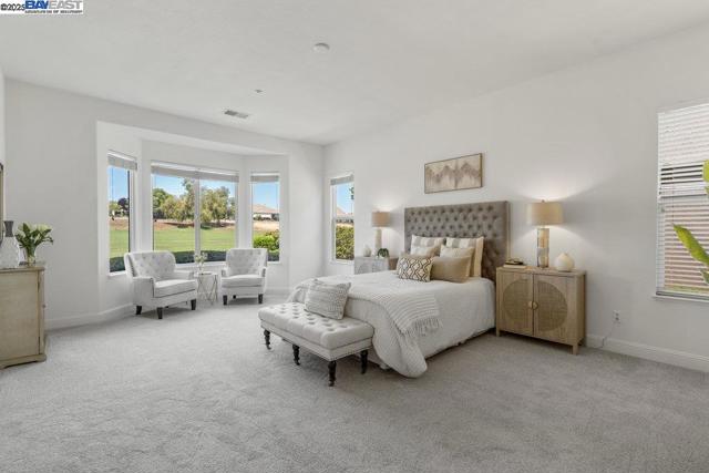 1123 Burghley Ln, Brentwood CA: https://media.crmls.org/mediaz/7d07078a-e90b-43b8-b64c-6a9904fad32b.jpg