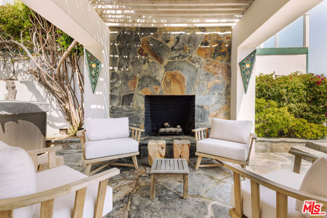 23614 Malibu Colony Road, Malibu CA: https://media.crmls.org/mediaz/7d072f22-7adc-492a-af31-2d0e3e5375dc.jpg