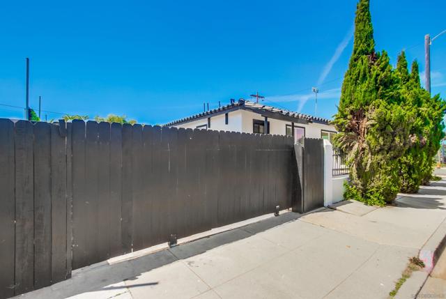 1303 Center Ave, Oceanside CA: https://media.crmls.org/mediaz/7d07c412-65bb-40c7-86d7-ec03bd22a0de.jpg