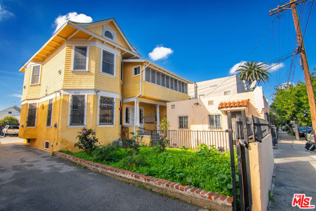 1820 W 11th Street, Los Angeles CA: https://media.crmls.org/mediaz/7d0838d3-9599-4deb-bfd8-2f2d151b4ec6.jpg
