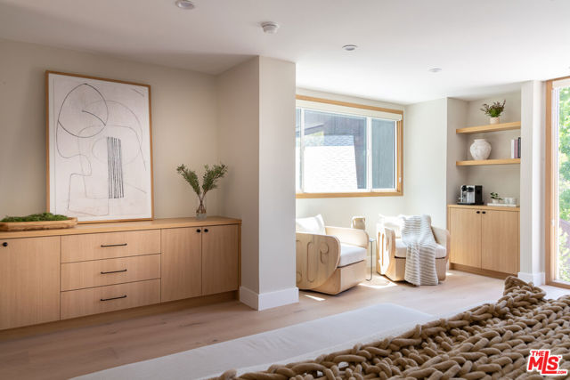 3977 Oeste Avenue, Studio City CA: https://media.crmls.org/mediaz/7d085806-c9da-46b0-8b05-76e4443000e7.jpg