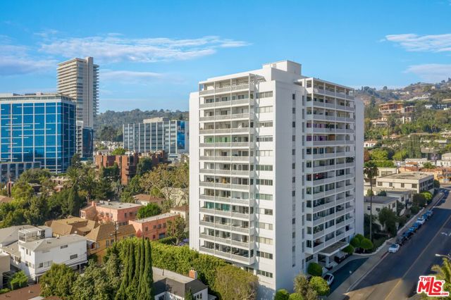999 N Doheny Drive, West Hollywood CA: https://media.crmls.org/mediaz/7d093142-e51a-4f41-aeaa-00d590b5b6ef.jpg