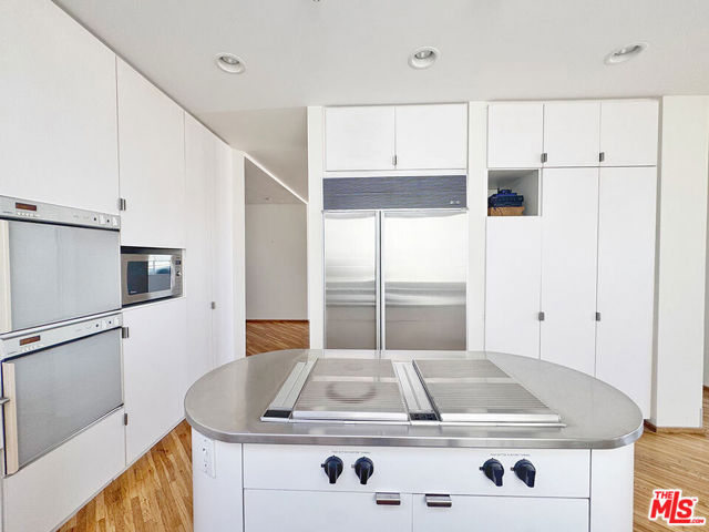 3505 Ocean Front Walk, Marina del Rey CA: https://media.crmls.org/mediaz/7d09c321-84fa-40ed-8434-e769a21c0a09.jpg