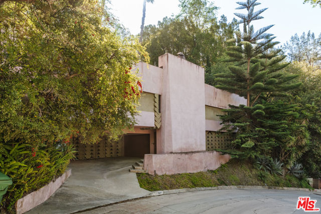7017 Senalda Road, Los Angeles CA: https://media.crmls.org/mediaz/7d0a8957-0b0c-43ba-8709-79e7c456221b.jpg