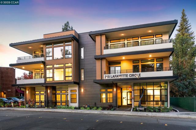 210 Lafayette Circle, Lafayette CA: https://media.crmls.org/mediaz/7d0abaac-ebea-4403-a0cc-802262619017.jpg