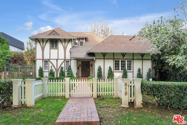 618 N Rodeo Drive, Beverly Hills CA: https://media.crmls.org/mediaz/7d0cbb36-1397-4512-91e7-9ebfad08927d.jpg