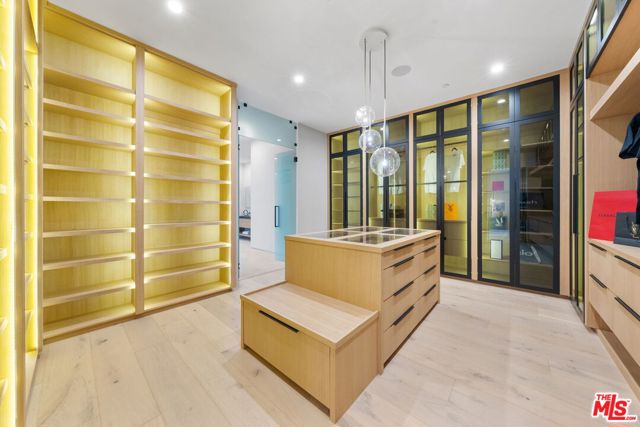 842 N Orange Grove Avenue, Los Angeles CA: https://media.crmls.org/mediaz/7d0eb119-375d-4b22-bcbb-761f20351226.jpg