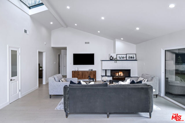 4512 Libbit Avenue, Encino CA: https://media.crmls.org/mediaz/7d0f1034-921a-4c53-be99-f17898d3cd90.jpg