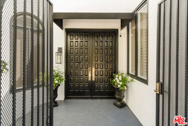 609 21st Place, Santa Monica CA: https://media.crmls.org/mediaz/7d0f59c8-74ed-4b23-80db-93c69c9f3984.jpg