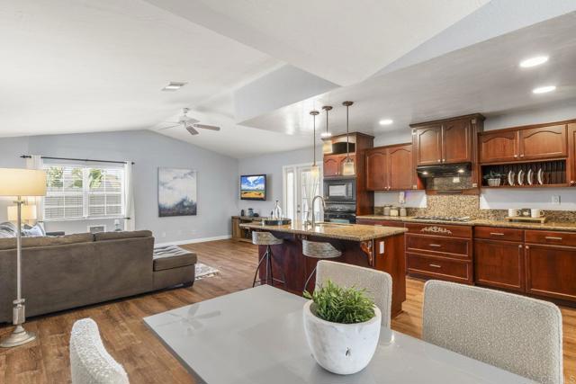 724 Hollowglen Road, Oceanside CA: https://media.crmls.org/mediaz/7d106cb1-2a14-4fe9-a2d1-369e576b043d.jpg