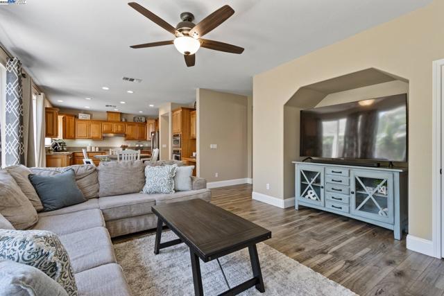 6454 Green Castle Cir, Discovery Bay CA: https://media.crmls.org/mediaz/7d10b16a-a6e6-4af1-a002-54c9586955b7.jpg