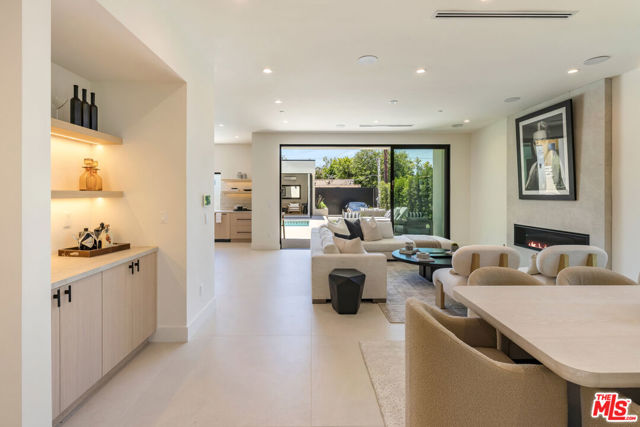 2115 Walnut Avenue, Venice CA: https://media.crmls.org/mediaz/7d1143f5-5ddd-47a8-a512-91abefbdb9b3.jpg