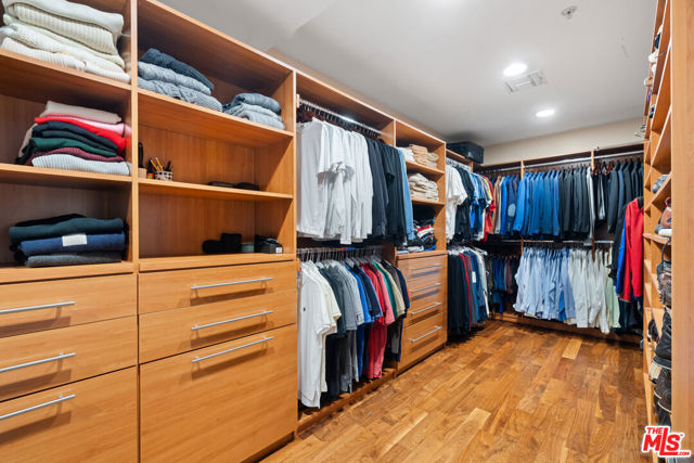 2207 Bowmont Drive, Beverly Hills CA: https://media.crmls.org/mediaz/7d116a77-12ee-4a4d-90af-f8928572abbd.jpg