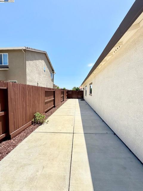 597 Pendragon St, Manteca CA: https://media.crmls.org/mediaz/7d1174e1-48f2-4589-8ef6-f6abeb75c2da.jpg