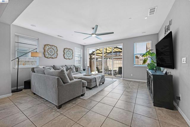 1589 Friendly St, Manteca CA: https://media.crmls.org/mediaz/7d124f44-e991-4705-8b71-58fd63f8b2b2.jpg