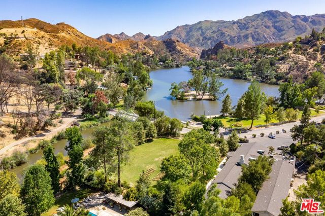 2344 Laguna Circle Drive, Agoura CA: https://media.crmls.org/mediaz/7d137a56-3528-4420-baa6-0152b06e31cb.jpg