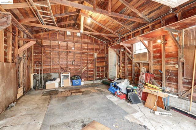 536 Pomona Ave, Albany CA: https://media.crmls.org/mediaz/7d13a08f-91d5-4ad9-8363-3f6d0ca4b705.jpg