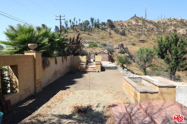24734 W Saddle Peak Road, Malibu CA: https://media.crmls.org/mediaz/7d1400d6-3762-4aeb-935c-03d9e340f857.jpg