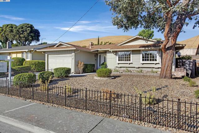 9140 Tangerine St, San Ramon CA: https://media.crmls.org/mediaz/7d14e5f7-2b27-4bed-b2b6-92251f14bfc6.jpg