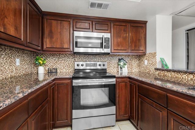 Detail Gallery Image 5 of 31 For 5885 El Cajon Bld #204,  San Diego,  CA 92115 - 2 Beds | 2 Baths