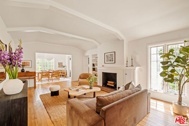 1068 Queen Anne Place, Los Angeles CA: https://media.crmls.org/mediaz/7d156f0e-2b62-45e4-9608-fd465f955ee3.jpg