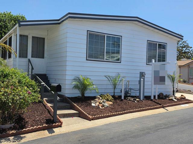 525 W El Norte Pkwy, Escondido CA: https://media.crmls.org/mediaz/7d158520-d7ee-4336-a981-46bb093d8c60.jpg